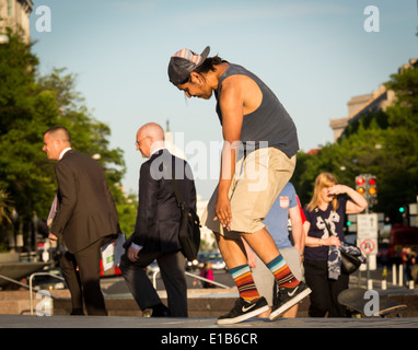 Skateboarder auf Freiheit Plaza an der Pennsylvania Avenue vor der Kuppel des Kapitols des Kongresses am belebten Nachmittag in Washington DC USA mit Teleobjektiv Komprimieren der Szene Stockfoto