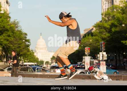 Skateboarder fällt weg Brett auf Freiheit Plaza an der Pennsylvania Avenue vor der Kuppel des Kapitols des Kongresses auf anstrengenden Nachmittag in Washington DC USA mit Teleobjektiv Komprimieren der Szene Stockfoto