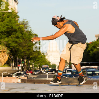 Skateboarder auf Skateboard auf Freiheit Plaza an der Pennsylvania Avenue vor der Kuppel des Kapitols des Kongresses am belebten Nachmittag in Washington DC USA mit Teleobjektiv Komprimieren der Szene Stockfoto