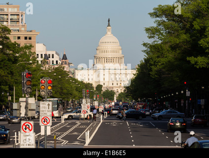 Blick auf die Kuppel des Kapitols des Kongresses am belebten Nachmittag in Washington DC USA mit Teleobjektiv Komprimieren der Szene Stockfoto