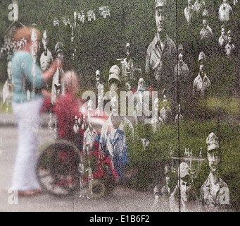 Reflexion des Menschen in einem Rollstuhl, möglicherweise ein Veteran, besuchen das Korean War Memorial in Washington, D.C. Stockfoto