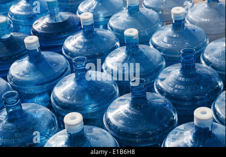 große leere Wasserflaschen in Folge Stockfoto