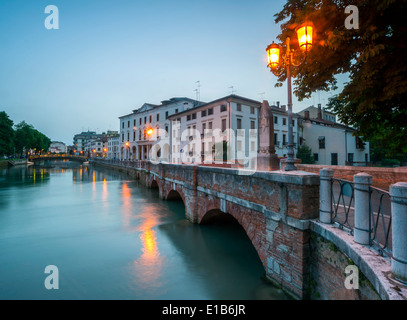 Nacht Zeit Blick auf die Ponte Dante in der italienischen Stadt Treviso in Venetien, Norditalien Stockfoto