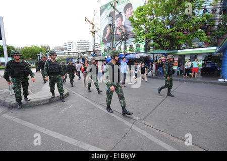 Bangkok, Thailand. 29. Mai 2014. Thailändische Soldaten Wache um Victory Monument in Bangkok, Thailand, 29. Mai 2014. Die Priorität der Thailands Militär betriebene Nationalrat für Frieden und Ordnung (NCPO) ist die Sicherstellung der nationalen Verwaltungsfunktionen wie gewohnt und wichtige Maßnahmen umgesetzt werden können, sagte ein Sprecher des Außenministeriums am Donnerstag. Bildnachweis: Rachen Sageamsak/Xinhua/Alamy Live-Nachrichten Stockfoto