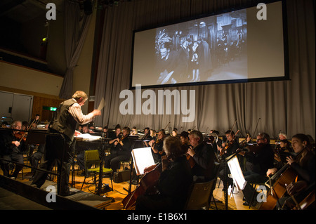 Hitchcocks 1929 Stummfilm Erpressung, begleitet von einem vollen Sinfonieorchester darstellende Neil Brand-Score live UK Stockfoto