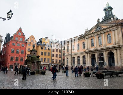 Stortorget (The Big Square) in der Altstadt Gamla Stan in Stockholm, Schweden.  Nobelmuseet (The Nobel Museum) ist auf der rechten Seite. Stockfoto