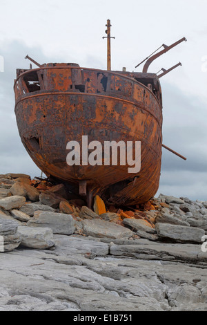 Die rostigen Schiffswrack der MV Plassey Finnis Rock, Inis Oirr oder Inisheer, eines der drei Aran-Inseln, West Irland. Stockfoto