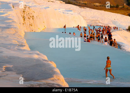 Travertin-Terrasse-Formationen und Touristen. Pamukkale. Provinz Denizli. Anatolien, Türkei. Stockfoto