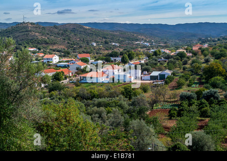 Blick von der hohen Position auf einem Dorf im Tal in Portugal. Stockfoto