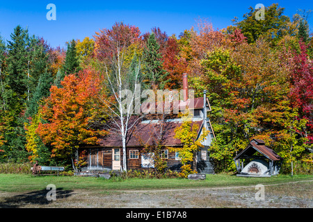 Eine Zuckerhütte in einem Ahorn Baum Wald mit Laub Herbstfarben in der Nähe von Brebeuf, Quebec, Kanada. Stockfoto