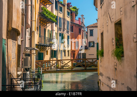 Holzbrücke über einen Fluss der italienischen Stadt Treviso in Venetien, Italien durchzieht Stockfoto