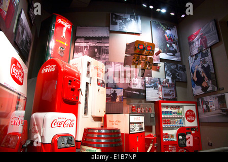Coca-Cola-Erinnerungsstücke aus der ganzen Welt auf der World of Coca-Cola in Atlanta Georgia Stockfoto