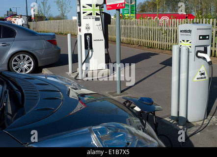 Ecotricity kostenlose Ladestation für Elektroautos Punkt an Michaelwood Autobahn-Tankstelle auf der M5 North Gloucestershire gebunden Stockfoto