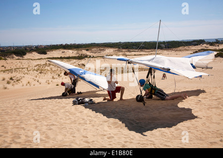 Schüler lernen, im Schatten der Gebrüder Wright an der größten fliegen Drachenfliegen Schule. Stockfoto