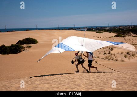 Schüler lernen, im Schatten der Gebrüder Wright an der größten fliegen Drachenfliegen Schule. Stockfoto