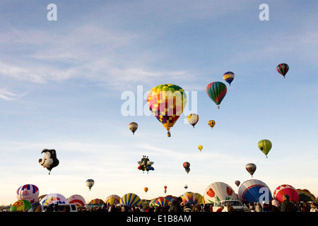 Heißluftballons in einem Masse Aufstieg während der jährlichen Albuquerque International Balloon Fiesta in New Mexico. Stockfoto