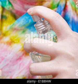 Versprühen von Halstuch aus Flasche Parfüm hautnah Stockfoto