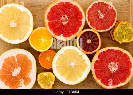 Bunte festliche Sortiment halbierte Zitrusfrucht angeordnet auf einem Holzbrett mit einer Vielzahl von Grapefruit, orange, Pampelmuse und k Stockfoto