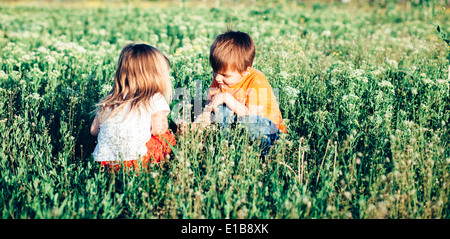 Bruder hilft Schwester auf der Straße weglaufen Stockfoto