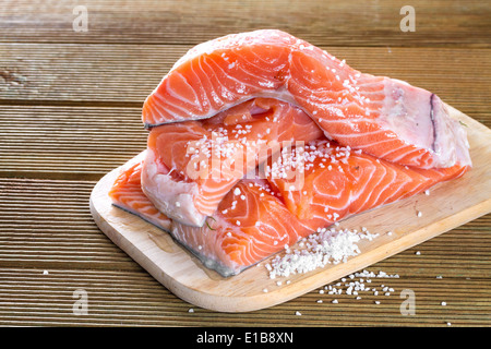 Lachsfilets mit Salz auf einem hölzernen Hintergrund Stockfoto