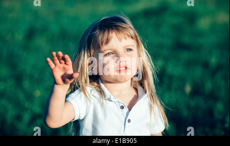 kleines Mädchen winken Stockfoto