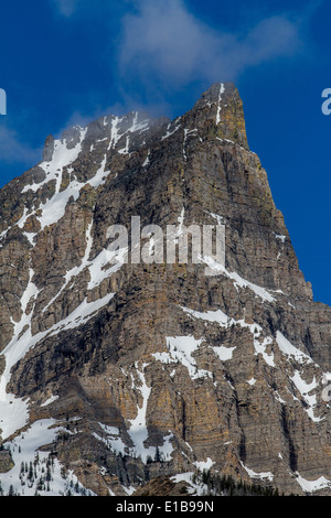 Waterton-Berge. Die robuste, majestätisch, Berge, der Waterton-Glacier International Peace Park gegen Wolken und blauer Himmel. Stockfoto