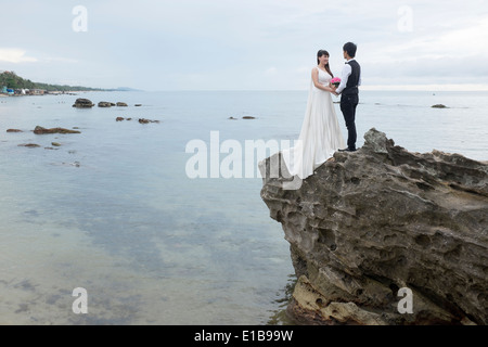 Posiert für die Kamera bei einer Hochzeit Fotografie Session an der Küste bei Duong Dong auf der Insel Phu Quoc in Vietnam Stockfoto