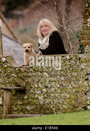 Autor von "Isst, Triebe und Blätter" und viele andere Titel Lynne Truss in Brighton mit ihrem Hund Hogie fotografiert. Stockfoto