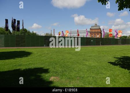 Ein solider Sicherheitszaun um Glasgow Green vor dem Radio 1 Big Weekend Event, Glasgow, Schottland Großbritannien Stockfoto