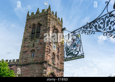 Blick auf Dorfkirche Great Budworth, Cheshire. Foto von außerhalb der George und Dragon Pub. Stockfoto