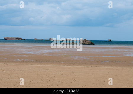 Abschnitte von Mulberry Hafen bei Ebbe am Asnelles, Gold Beach während der Invasion der Normandie, Frankreich Stockfoto