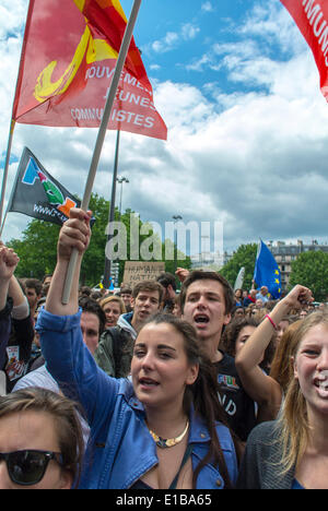 Paris, Frankreich. Crowd Scene, Anti-extreme Rechte Demonstration von französischen Teens Protest Studenten. Wütende Jugendliche, die protestieren, Solidaritätsbewegung, junge Teenager-Aktivistin, junge Frau in einer Menge Stockfoto