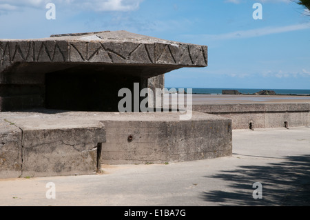 WWII deutsche Bunker mit Blick auf d-Day Gold Beach an Asnelles, Normandie, Frankreich Stockfoto