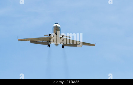 Privat-Jet auf der Zielseite Ansatz mit Vapor trails Stockfoto