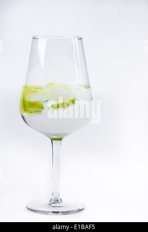 Gin und Tonic in einem Ballonglas serviert Stockfoto