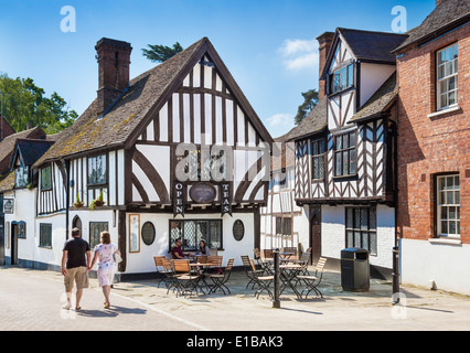 Castle Street mit Thomas Oken Tea Rooms im Vordergrund, Warwick, Warwickshire, England, UK, EU-Europa Stockfoto