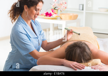 Alternative Medizin Therapeuten dabei Moxa Behandlung auf ihrem client Stockfoto