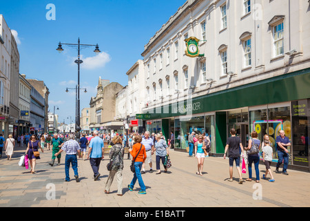 Shopper in der High Street, Cheltenham Spa, Gloucestershire, England, UK, EU, Europa Stockfoto