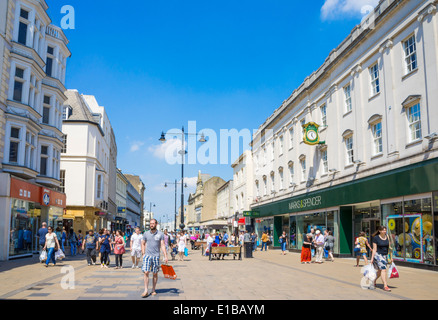 High Street UK High Street - Shoppers in the High Street, Cheltenham Spa, Gloucestershire, England, Großbritannien, GB, Europa Stockfoto