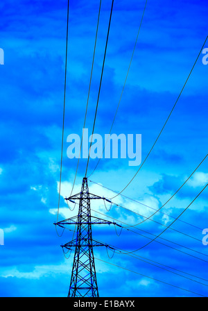 Strommast mit Farbe hinzugefügt Digital England UK Stockfoto