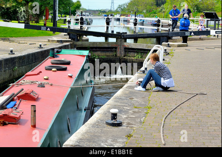 Ein Narrowboat durch Cranfleet Sperre Nottinghamshire England UK Stockfoto