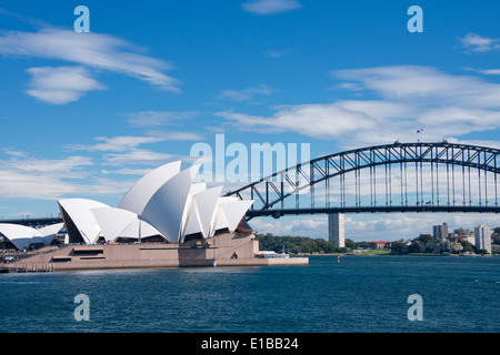 Australien, New South Wales, Sydney. Wahrzeichen Sydney Opera House und Harbour Bridge. Stockfoto