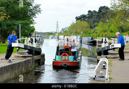 Ein älteres Paar auf einem Narrowboat durch Cranfleet Sperre Nottinghamshire England UK Stockfoto