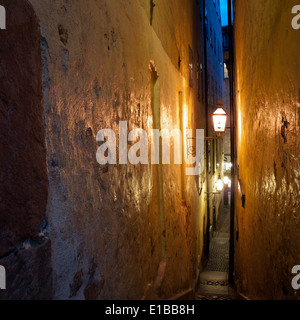 Eine Nachtansicht von Mårten Trotzigs Trotzigs (Gasse von Mårten Trotzig), die engste Straße in Stockholm, Schweden. Stockfoto