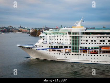 MS Birka Paradise (umbenannt die MS Birka Stockholm im Jahr 2013), ein Kreuzfahrtschiff zieht in den Hafen in Stockholm, Schweden. Stockfoto