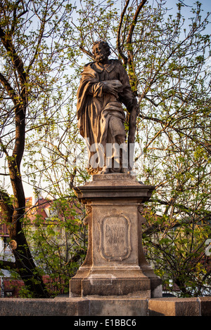 Die Statue des St. Jude Thaddeus auf der Karlsbrücke (Prag, Tschechische Republik). modelliert von Jan Oldřich Mayer, 1708. Stockfoto