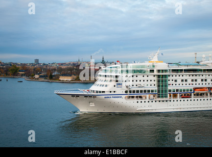 MS Birka Paradise (umbenannt die MS Birka Stockholm im Jahr 2013), ein Kreuzfahrtschiff zieht in den Hafen in Stockholm, Schweden. Stockfoto