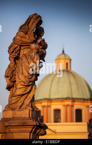 Statue der Heiligen Anna, Mutter der Jungfrau Maria (ca. 1707) auf der Balustrade der berühmten Karlsbrücke in Prag (UNESCO) Stockfoto