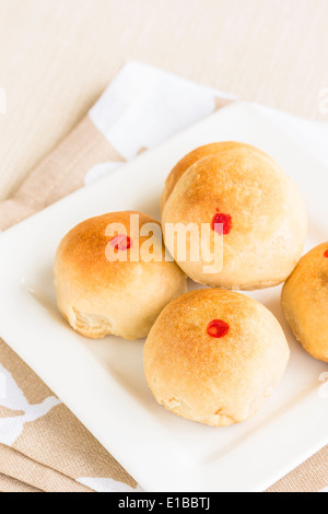 Dim-Sum-Genuss gemacht aus flockigen Teig gefüllt mit Mischung aus gehackten chinesischen Schweinebraten, Garnelen und Gemüse Stockfoto