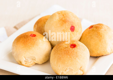 Dim-Sum-Genuss gemacht aus flockigen Teig gefüllt mit Mischung aus gehackten chinesischen Schweinebraten, Garnelen und Gemüse Stockfoto